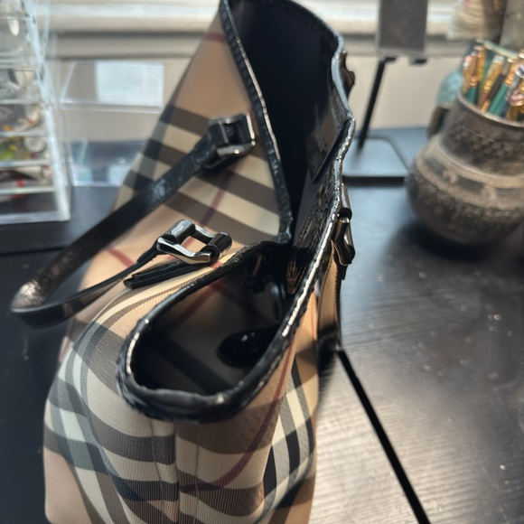 ADDITIONAL PRICE CUT Closet Clear Out Burberry Black and Tan Tote Bag, pouch - Picture 5 of 16